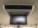 リア席モニター(フリップダウンモニター)装備!ナビゲーションと組み合わせることで、走行中でも後席では地上デジタルTV放送やDVDビデオなどの映像も楽しめます。