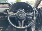手元に複数のスイッチを備え、運転姿勢を保ちながら各種機能を扱いやすい仕様です。メーターとの位置関係も自然で、前方を確認しながら操作しやすく、毎日の運転に便利です。