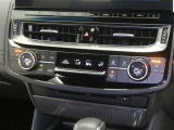 【オートエアコン】車内温度を感知して自動で温度調整をしてくれるのでいつでも快適な車内空間を創り上げます!どの席に座っても快適なドライブが楽しめます♪