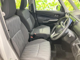 前席は運転席と助手席が並び、シートの模様やドア内張りまで落ち着いた色調でまとまっています。窓からの視界も広く、乗り込んだ際に周囲を見渡しやすい空間です。