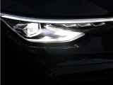 Volkswagenの先進ライトシステム「IQ.LIGHT」を装備。状況に応じて照射範囲を最適に制御し、夜間走行時の視認性向上に貢献します。