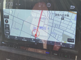 地図上に現在地や周辺道路が表示され、目的地までのルート確認に役立ちます。画面内の案内表示も見やすく、慣れない場所へのお出かけや日常の移動をサポートします。