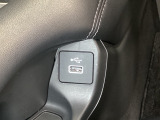 エレクトリックギアセレクターの下にスマートフォンなどが置けるトレーと、外部入力の可能なUSB端子がついています。
