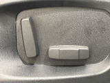 電動パワーシートですので運転中のシート調節も安全に行えます。微調整も可能ですのであなただけのドライビングポジションを実現します。