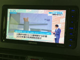 停車中には、地上デジタル放送を楽しめるTV機能。ニュースや番組をチェックして、待ち時間を有効活用できます。快適なドライブサポートに。