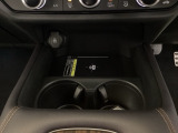 センターコンソールにはワイヤレス充電器を装備してます。Qi(チー)規格対応のスマートフォンなどを置くだけでワイヤレスで充電可能です。またスマートフォンの充電可能なUSB端子なども別途装備しています。