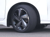純正の17インチアルミホイールに「205/50R17 89V」タイヤを装着。
