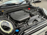 MINIの心臓部であるエンジンは、納車前に専任メカニックが丁寧に点検・整備を実施。細部までしっかり確認し、ベストなコンディションでお届けしますので、安心して快適なドライブをお楽しみいただけます。