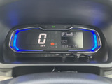 速度や燃料の目安、走行に関する情報が一か所にまとまり、運転中も確認しやすい配置です。表示部と操作ボタンの位置が把握しやすく、必要な情報を見つけやすいメーターです。