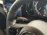 輸入車のため、ウィンカーレバーとワイパーレバーの配置は国産車と左右が逆となります。操作に慣れるまでは違和感がありますが、使用を重ねることで自然に扱えるようになります。