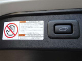 パワーバックドアを装備しています。バックドアを運転席からも開閉できます、便利ですよ。