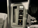 【トラベルアシスト】車間距離と車速を設定するだけで前車に追従。アクセルやブレーキ、ハンドル操作もサポートしてくれるので長距離運転もラクラクです。