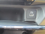 【USBジャック】運転中でもスマートフォン等の充電ができるUSBジャック付き!充電を気にすることなく、ドライブ中の音楽再生や通話等をお楽しみ頂けます!
