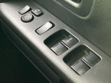 ドアまわりにウインドウ操作用のスイッチをまとめ、運転席から各窓を操作できます。ミラー調整用のボタンも配置され、乗車中に使う操作を手元で確認しやすい構成です。