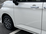 前席側のドアまわりは見通しがよく、乗り込む際も自然な姿勢で出入りしやすい印象です。外の景色を確認しやすい窓も備わり、毎日の移動に使いやすい空間です。