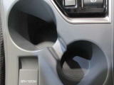 手を伸ばした先にあり、収納しやすく取り出しやすい、運転席側と助手席側で位置をずらしたカップホルダー!