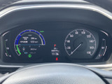 速度計や各種表示がひと目で確認しやすく、運転に必要な情報をまとめて把握できます。画面内には航続距離や時刻なども表示され、日々の確認に便利です。