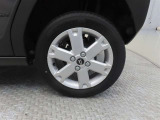 車両のデザインにマッチした純正アルミホイールを装着しています。
