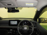 ドライバー目線で、使いやすく安全操作性と良好な視界を実現した運転席です。