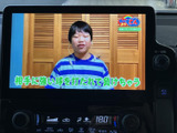 停車時には画面でテレビ番組を視聴でき、待ち時間を過ごす際にも便利です。映像と文字が見やすく表示され、車内で情報番組やお気に入りの番組を楽しめます。