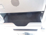 サングラスホルダーを備えたオーバーヘッドコンソールを装備。運転中に使う小物をスマートに収納でき、車内の整理整頓にも役立ちます。