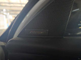 BOSEサウンドシステムを搭載。「良い音を出す」ではなく、その車種のごとに特徴を計算(車種専用設計)し、「反響音」を作り出すことによってどの座席でも自分中心で音が聴こえ、「心地よい空間」を作り出します。