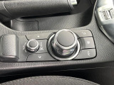 【マツダコネクトナビ】車内の雰囲気にマッチした一体型タイプのナビ。各種車輌設定やBluetooth再生等、様々な機能が楽しめます。直感的なダイヤル操作が可能で、使い勝手も良好です。