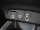 ◆USB接続端子◆スマホやiPodなどを接続して、いつもの音楽を車内でもお楽しみいただけます♪