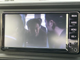 画面には映像が表示され、画面脇には現在地やメニュー、音量を操作するボタンを配置。各ボタンの表示が分かりやすく、必要な操作を選びやすい構成です。