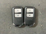 スマートキーは鍵をバッグに入れたままでもドアロックの開閉やエンジンのON・OFFができます。夜間や雨の日も鍵を探さなくて良いので便利です。