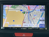 地図上に現在地や周辺の道路が表示され、目的地までの位置関係を確認しやすい画面です。縮尺の調整もできるため、街中でのルート確認や近隣施設探しに便利です。