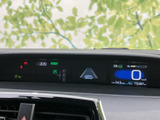 速度やシフト位置、各種表示を運転席前方で確認でき、必要な情報をひと目で把握しやすい配置です。走行時に視線を大きく動かさず確認でき、日常の運転を支えます。