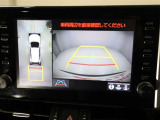 パノラミックビューモニターを装備。駐車場や交差点でクルマを真上から見るように周囲を確認できます。機能の詳細は販売店スタッフまでおたずねください。