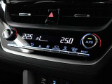 エアコンは運転席と助手席で異なる快適温度に設定できるデュアルオートエアコンです!