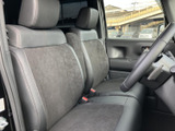 運転席と助手席は、座面と背もたれに異なる表情の生地を組み合わせた落ち着いた空間。窓からの視界も確保され、前席で過ごす時間を心地よく支えてくれます。