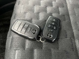 付いてて便利!とても人気の高い装備のスマートキーシステム。キーを携帯しているだけで、ドアロックの開閉並びにエンジンの始動が可能な装備です。
