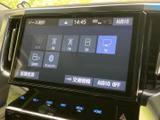 DISCやAM、FM、SD、Bluetoothなどの音源を画面上で選択できます。交通情報や音声のオンオフも確認でき、聴きたい音源を選びたい場面で操作項目を見つけやすい構成です。