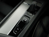 センターコンソールの収納スペースはシャッターを閉めればトレーとして使え、見た目も機能性もスマート。