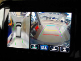 360度ビューカメラを搭載。4方の小型カメラの映像を処理し、車両真上からの映像に変換しています。