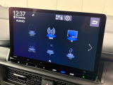 ナビのオーディオソース画面です!ラジオやBluetoothなど、さまざまな音楽ソースを選択して楽しめます。お好みの音楽を聴きながら、毎日の通勤からロングドライブまで快適にお過ごしいただけます。