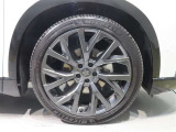 純正のアルミホイール装着車です。タイヤサイズは235/45R21です。