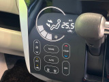 【オートエアコン】一度お好みの温度に設定すれば、車内の温度を検知し風量や温度を自動で調整。暑い&hellip;寒い&hellip;と何度もスイッチ操作をする必要はありません。快適な車内空間には必須の機能ですね♪