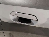 【スマートキー】車両のキーをカバンやポケットに入れたまま、お車の開閉が可能で御座います。お車の前に立ってキーを探す必要が御座いません。