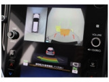 バックカメラ&デジタルマルチビューモニター画像です。駐車目安のラインも表示され運転に不慣れな方も安心です。