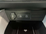運転席と助手席で使えるUSBジャック付きです