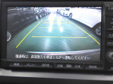 バックカメラの画像です。ガイドラインがスムースな車庫入れをサポートいたします。車庫入れの安心感がアップしますね。