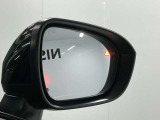 【後側方車両検知警報】後側方を走行する車両を検知すると、サイドミラー周辺のランプが点灯します。ウィンカーを操作すると、音とともにサイドミラー周辺のインジケーターが点滅し警告します。