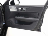 運転席ドアの全景です。キャビンを彩るすべてのものに、機能を形にした美しさが備わっています。