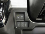 コーナーセンサーを車の前後に装備。障害物までの距離に応じて警告音を変えてお知らせ。縦列駐車時や駐車場・車庫などでの取り回しをサポートします。詳細は販売店スタッフまでおたずねください。