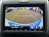 後方の様子をモニターで確認でき、駐車時の周囲の状況把握に役立ちます。画面には目安となるガイド線も表示されるため、車庫入れやバック時の確認をサポートします。